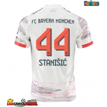 Camisa de Futebol Bayern Munich Josip Stanisic #44 Equipamento Secundário 2025-26 Manga Curta